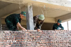 Cán bộ chiến sỹ Bộ đội biên phòng Nghệ An tích cực tham gia xây dựng Trường Phổ thông Dân tộc nội trú liên cấp Tiểu học và Trung học cơ sở Anh Sơn. (Ảnh: Văn Tý/TTXVN)