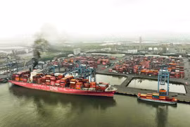 Hoạt động bốc xếp hàng container tại Cảng Quốc tế Tân Cảng-Cái Mép ở phường Tân Phước, thị xã Phú Mỹ, tỉnh Bà Rịa-Vũng Tàu. (Ảnh: Vũ Sinh/TTXVN)