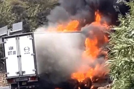 Hiện trường vụ cháy xe tải trên đèo Khánh Lê, tỉnh Khánh Hòa. (Ảnh cắt từ clip)