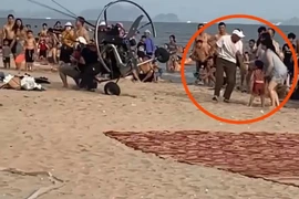 Sự cố bay dù lượn có động cơ tại Bãi Cháy. (Ảnh cắt từ clip)