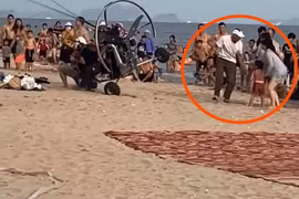 Sự cố bay dù lượn có động cơ tại Bãi Cháy. (Ảnh cắt từ clip)