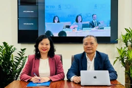 Ông Nguyễn Anh Sơn - Cục trưởng Cục Xuất nhập khẩu (Bộ Công Thương) và bà Trịnh Thị Thu Hiền - Phó Cục trưởng Cục Xuất nhập khẩu (Bộ Công Thương) tham gia họp trực tuyến từ Hà Nội. (Nguồn: Bộ Công Thương)