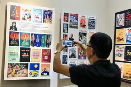 Khách tham quan Triển lãm "Nghệ thuật thiết kế bìa sách, báo và tạp chí Việt Nam năm 2025." (Ảnh: Phương Lan/TTXVN)