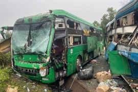 Hai xe khách bị hư hỏng nặng. (Nguồn: Cảnh sát giao thông tỉnh Đắk Lắk)