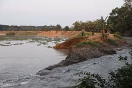 Đoạn bờ sông nhà Lê bị sạt lở. (Ảnh: Nguyễn Nam/TTXVN)