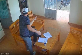 Người đàn ông dúi đầu Trạm trưởng Trạm quản lý bảo vệ rừng Suối Cạn. (Ảnh cắt từ clip)