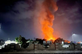 Khói lửa bốc lên sau một cuộc không kích tại Sanaa, Yemen. (Ảnh: THX/TTXVN)