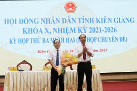 Lãnh đạo Hội đồng Nhân dân tỉnh Kiên Giang tặng hoa chúc mừng tân Phó Chủ tịch Ủy ban Nhân dân tỉnh Nguyễn Thanh Phong. (Ảnh: Lê Huy Hải/TTXVN)