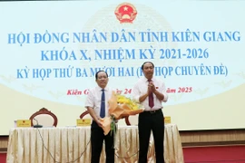 Lãnh đạo Hội đồng Nhân dân tỉnh Kiên Giang tặng hoa chúc mừng tân Phó Chủ tịch Ủy ban Nhân dân tỉnh Nguyễn Thanh Phong. (Ảnh: Lê Huy Hải/TTXVN)