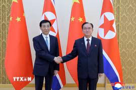 Bí thư Ban Chấp hành Trung ương Đảng Lao động Triều Tiên Jo Yong Won và Chủ tịch Ủy ban Toàn quốc Hội nghị Hiệp thương Chính trị Nhân dân Trung Quốc (Chính hiệp) Vương Hộ Ninh tại cuộc hội đàm ở Bình Nhưỡng ngày 15/7/2026. (Ảnh: Yonhap/TTXVN phát)