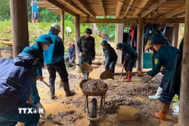 Mưa lớn gây lũ bùn, đá tràn xuống xã Minh Lương (Lào Cai) sáng 16/7. (Ảnh: TTXVN phát)