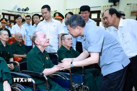 Thủ tướng Lê Minh Hưng thăm hỏi thương binh, bệnh binh đang điều trị tại Trung tâm Điều dưỡng thương binh Kim Bảng, tỉnh Ninh Bình. (Ảnh: Dương Giang/TTXVN)