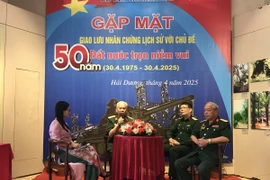 Ông Vũ Đăng Toàn và các nhân chứng lịch sử giao lưu với học sinh. (Ảnh: Tiến Vĩnh/TTXVN)