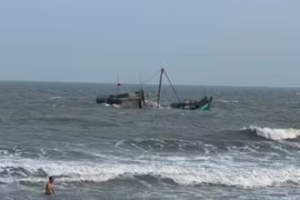 Hiện trường vụ chìm tàu cá. (Ảnh: TTXVN phát)