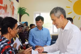 Đại sứ Nguyễn Minh Vũ tặng quà cho bà con gốc Việt có hoàn cảnh khó khăn tại tỉnh Siem Reap. (Ảnh: Quang Anh/TTXVN)