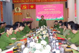 Công an tỉnh Hà Nam tổ chức Hội nghị trao thưởng cho các tập thể, cá nhân có thành tích xuất sắc trong điều tra, khám phá, bắt giữ nhanh đối tượng gây ra trọng án giết người tại phường Bạch Thượng, thị xã Duy Tiên. (Nguồn: Công an tỉnh Hà Nam)