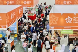 Khách tham quan Hội chợ mùa Thu. (Ảnh: PV/Vietnam+)