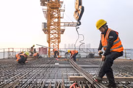 Công nhân làm việc tại công trường xây dựng ở Trùng Khánh, Trung Quốc. (Ảnh: THX/TTXVN)