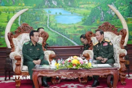 Thượng tướng Khamlieng Outhakaysone, Bộ trưởng Quốc phòng Lào tiếp Trung tướng Lê Đức Thái, Tư lệnh Bộ đội Biên phòng Việt Nam. (Ảnh: Xuân Tú/TTXVN)