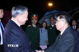 Các lãnh đạo Triều Tiên tiễn Tổng Bí thư Tô Lâm tại Sân bay quốc tế Bình Nhưỡng. (Ảnh: Thống Nhất/TTXVN)