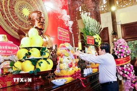 Chủ tịch Quốc hội Trần Thanh Mẫn dâng hương, dâng hoa tại Đền thờ Chủ tịch Tôn Đức Thắng. (Ảnh: Doãn Tấn/TTXVN)