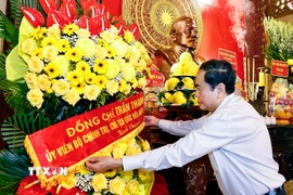 Chủ tịch Quốc hội Trần Thanh Mẫn dâng hương, dâng hoa tại Đền thờ Chủ tịch Tôn Đức Thắng. (Ảnh: Doãn Tấn/TTXVN)