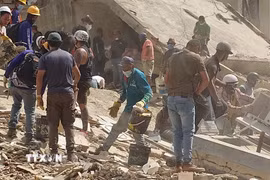 Các lực lượng cứu hộ Venezuela tìm kiếm những người mất tích và mắc kẹt dưới đống đổ nát. (Ảnh: Phi Hùng/TTXVN)