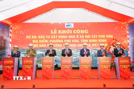 Các đại biểu tặng thực hiện nghi thức ấn nút khởi công công trình. (Ảnh: Thanh Tuấn/TTXVN)