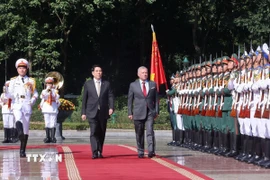 Chủ tịch nước Lương Cường và Quốc vương Jordan Abdullah II Ibn Al Hussein duyệt Đội danh dự Quân đội nhân dân Việt Nam. (Ảnh: Lâm Khánh/TTXVN)