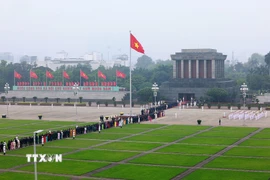 Đại biểu Quốc hội khóa XVI vào Lăng viếng Chủ tịch Hồ Chí Minh. (Ảnh: Dương Giang/TTXVN)