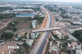 Một đoạn trên cao tốc Biên Hòa-Vũng Tàu, đoạn qua Đồng Nai đang thi công. (Ảnh: Công Phong/TTXVN)