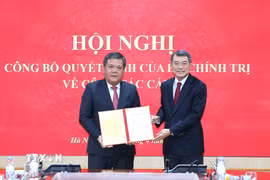 Ông Lê Minh Hưng, Ủy viên Bộ Chính trị, Bí thư Trung ương Đảng, Trưởng Ban Tổ chức Trung ương trao Quyết định của Bộ Chính trị cho ông Trần Phong. (Ảnh: Phương Hoa/TTXVN)