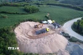 Một điểm tập kết cát không đúng quy định, gần ngay tỉnh lộ ĐT642. (Ảnh: TTXVN phát)