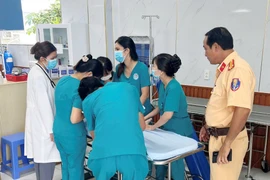 Lực lượng cảnh sát giao thông đưa bé trai đi cấp cứu kịp thời. (Nguồn: Báo Đồng Nai)