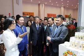 Phó Thủ tướng Trần Hồng Hà đến thăm Gian hàng các mặt hàng thế mạnh của Việt Nam. (Ảnh: Công Tuyên/TTXVN)