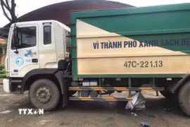 Hiện trường vụ va chạm giữa xe ôtô chở rác và học sinh lớp 6. (Ảnh: TTXVN phát)