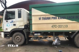 Hiện trường vụ va chạm giữa xe ôtô chở rác và học sinh lớp 6. (Ảnh: TTXVN phát)