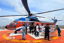 Trực thăng của Công ty Trực thăng miền Nam (Binh đoàn 18, Bộ Quốc phòng) bàn giao kịp thời bệnh nhân cho Bệnh viện Quân y 175 cấp cứu, điều trị. (Ảnh: TTXVN phát)