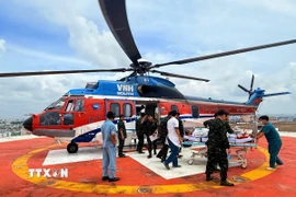 Trực thăng của Công ty Trực thăng miền Nam (Binh đoàn 18, Bộ Quốc phòng) bàn giao kịp thời bệnh nhân cho Bệnh viện Quân y 175 cấp cứu, điều trị. (Ảnh: TTXVN phát)