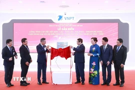 Thủ tướng Phạm Minh Chính thực hiện nghi thức gắn biển công trình cáp đất Việt Nam-Lào-Thái Lan-Malaysia-Singapore của Tập đoàn VNPT. (Ảnh: Dương Giang/TTXVN)