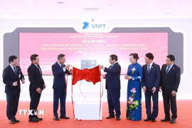 Thủ tướng Phạm Minh Chính thực hiện nghi thức gắn biển công trình cáp đất Việt Nam-Lào-Thái Lan-Malaysia-Singapore của Tập đoàn VNPT. (Ảnh: Dương Giang/TTXVN)