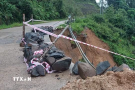 Km 2+300, Tỉnh lộ 673 bị sạt lở nghiêm trọng taluy âm, hở hàm ếch khiến nền đường yếu, nguy cơ đứt gãy tuyến. (Ảnh: TTXVN phát)