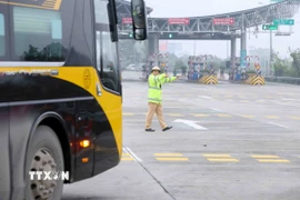 Kiểm tra xe khách. (Ảnh minh họa. Nguồn: TTXVN)