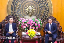 Chủ tịch Ủy ban Nhân dân tỉnh Tây Ninh Lê Văn Hẳn tiếp ông Rogelio Polanco Fuentes, Đại sứ Đặc mệnh toàn quyền Cộng hòa Cuba tại Việt Nam. (Ảnh: Thanh Bình/TTXVN)