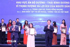 Đại diện nhóm tác giả Ban biên tập tin Đối ngoại (Thông tấn xã Việt Nam) nhận giải Nhất Giải thưởng toàn quốc về thông tin đối ngoại lần thứ 10. (Ảnh: Phương Hoa/TTXVN)
