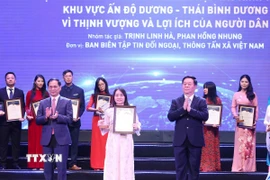 Đại diện nhóm tác giả Ban biên tập tin Đối ngoại (Thông tấn xã Việt Nam) nhận giải Nhất Giải thưởng toàn quốc về thông tin đối ngoại lần thứ 10. (Ảnh: Phương Hoa/TTXVN)