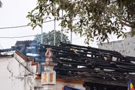 Đến sáng 10/2, khói vẫn bốc lên tại hiện trường vụ cháy chùa Vẽ ở Bắc Giang. (Ảnh: Danh Lam/TTXVN)