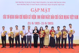 Bà Nguyễn Thị Thu Hà, Ủy viên Trung ương Đảng, Phó Bí thư Thường trực Đảng ủy Mặt trận Tổ quốc, các đoàn thể Trung ương, Phó Chủ tịch-Tổng Thư ký Ủy ban Trung ương MTTQ Việt Nam; ông Lê Hải Bình, Ủy viên dự khuyết Trung ương Đảng trao hoa tặng lãnh đạo các cơ quan báo chí. (Ảnh: TTXVN phát)