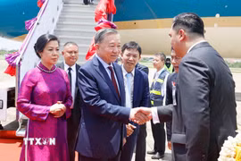 Các quan chức tỉnh Udon Thani đón Tổng Bí thư, Chủ tịch nước Tô Lâm và Phu nhân tại sân bay quốc tế Udon Thani. (Ảnh: Thống Nhất/TTXVN)
