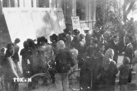 Cử tri Thủ đô xem danh sách, tiểu sử các đại biểu ra ứng cử năm 1946. (Ảnh: Tư liệu TTXVN)